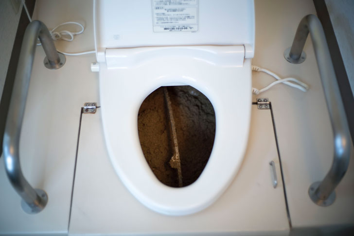 おがくずトイレの中