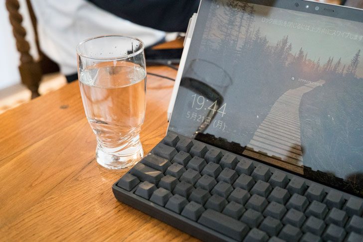パソコンの横に水道水を入れたグラスを置いた