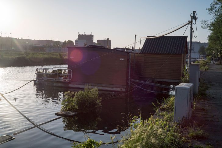 アムステルダムの運河に浮かぶボートハウス