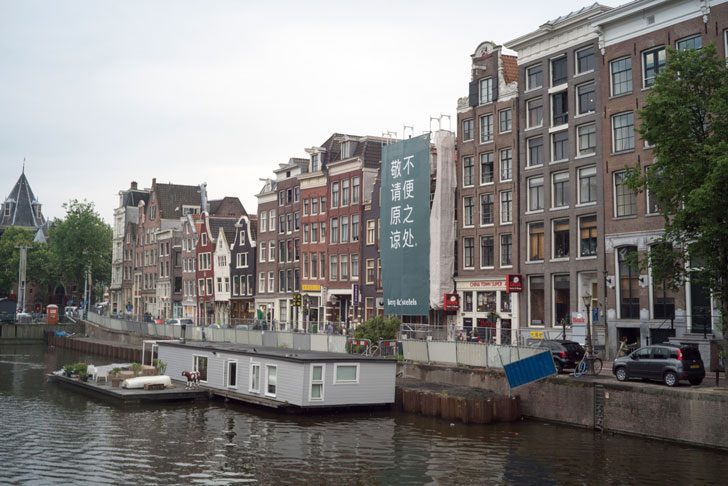 アムステルダムの運河に浮かぶボートハウス