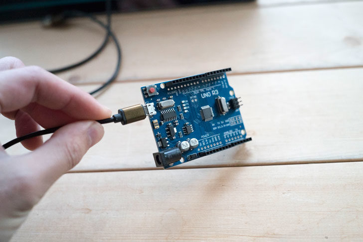 ArduinoにUSBケーブルを接続